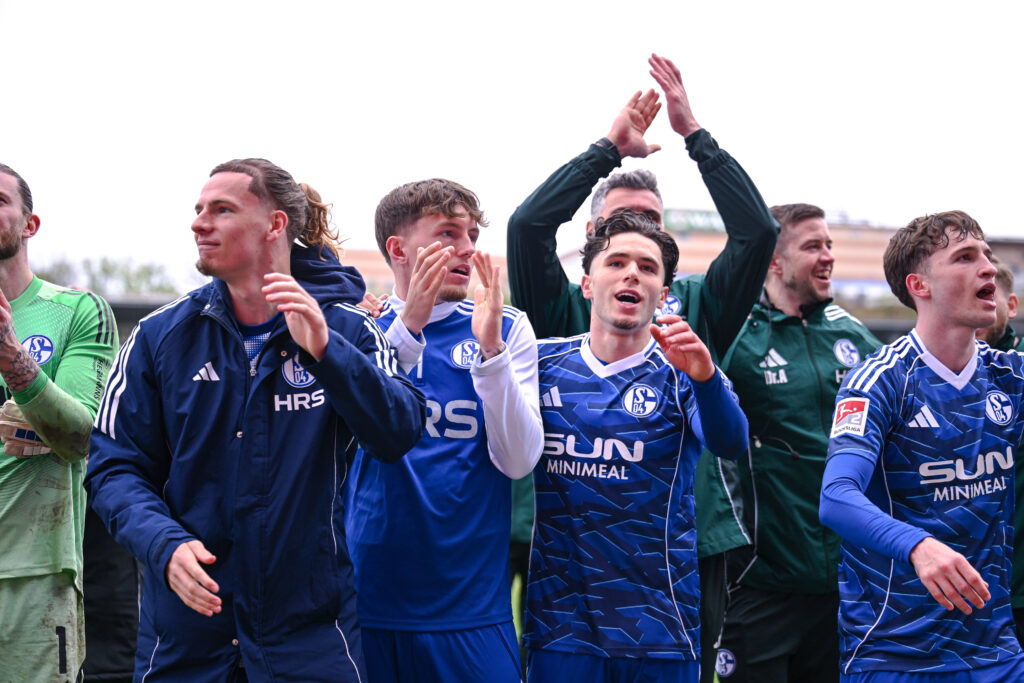 Die Spieler des FC Schalke 04 feiern mit den Fans den Auswärtssieg. Mika Wallentowitz, Max Grüger, Soufiane El-Faouzi, Vitalie Becker
