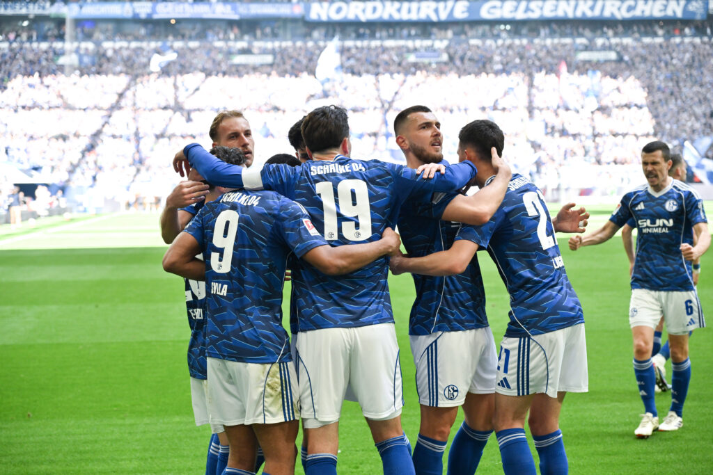 Schalkes Spieler feiern das 1:0, v.re., Hasan Kurucay