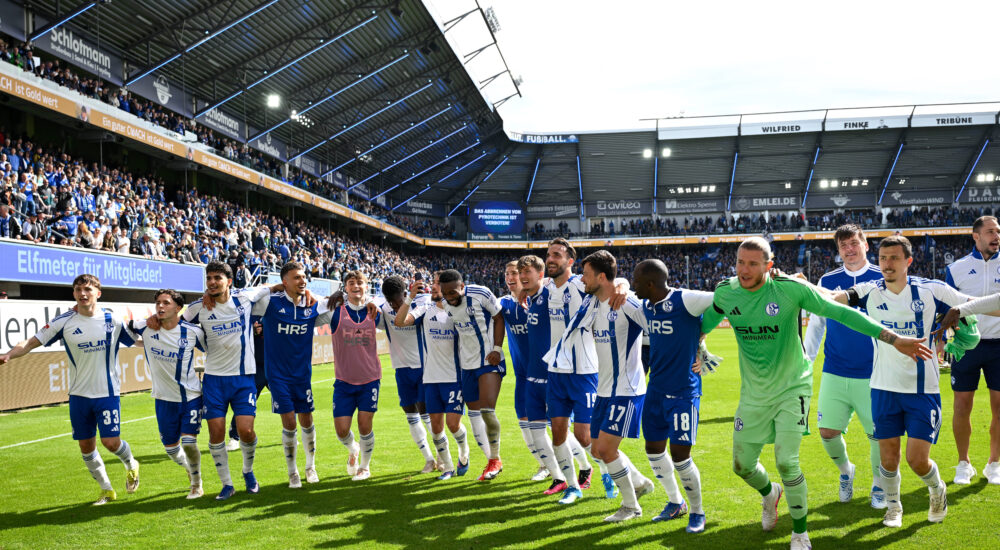 Schlussjubel, Emotion, Freude bei den Spielern des FC Schalke 04