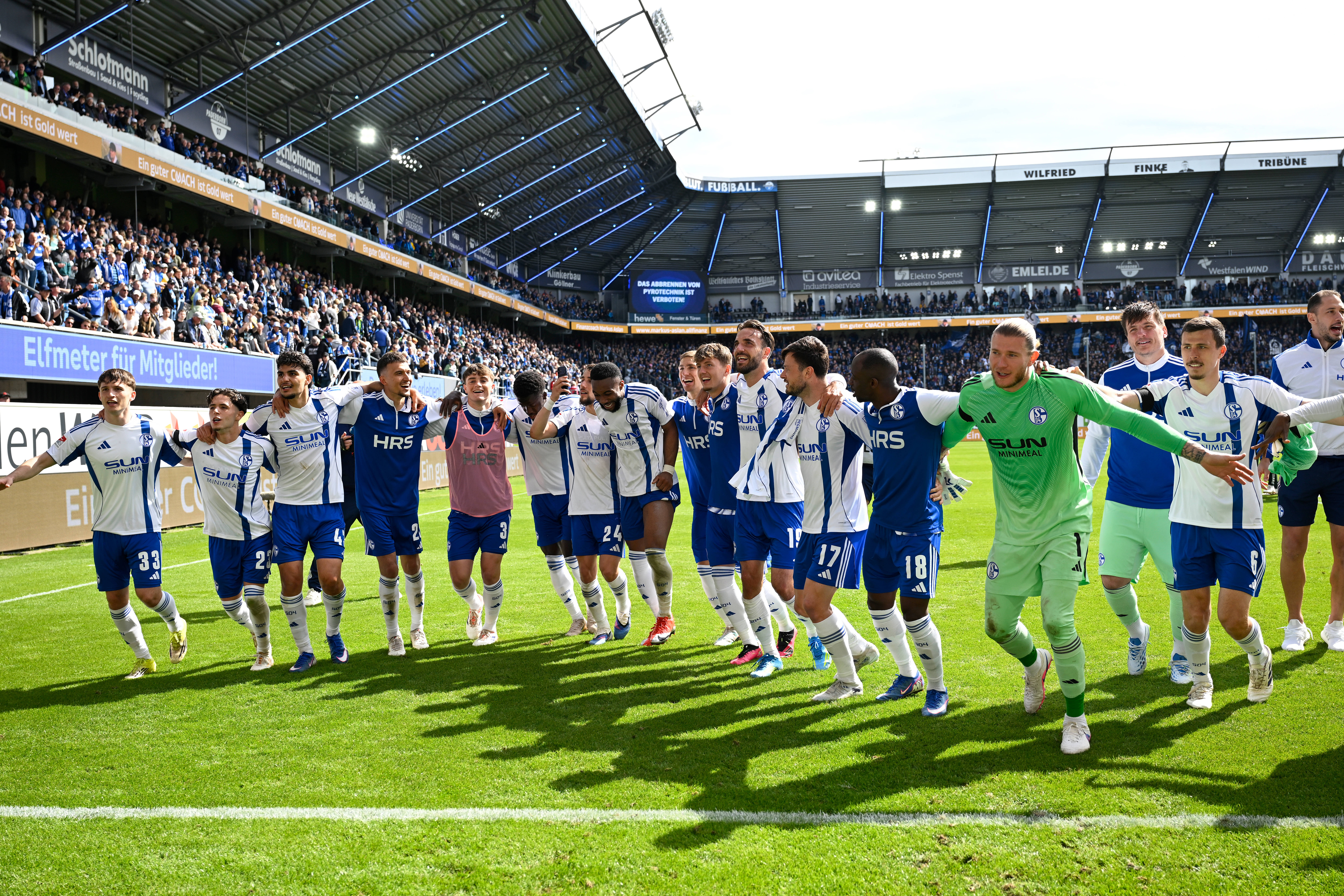 Schlussjubel, Emotion, Freude bei den Spielern des FC Schalke 04
