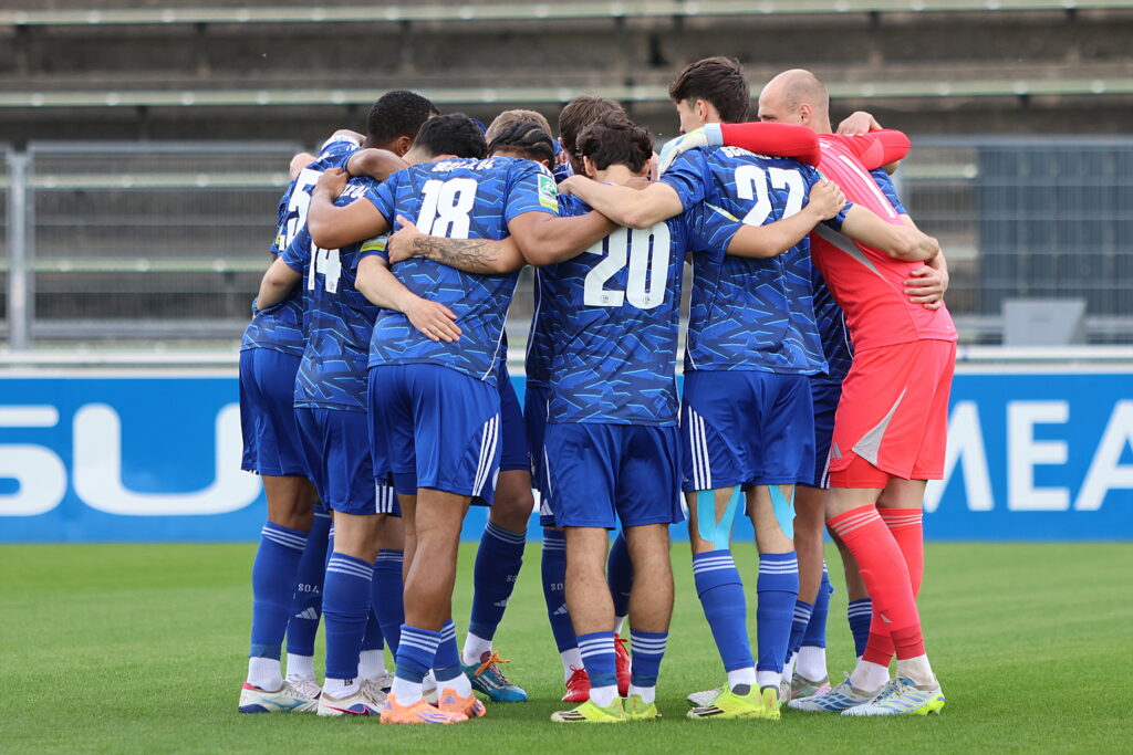 Die Mannschaft vom FC Schalke 04 U23 im Kreis