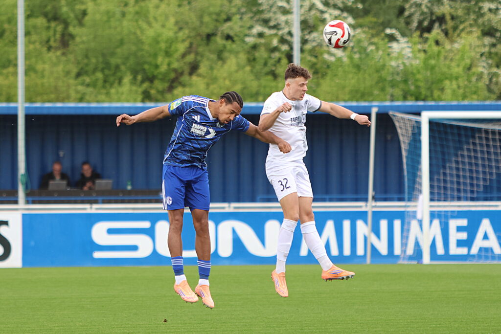 Anton Donkor (FC Schalke 04 II) und Timo Böhm (SSVg Velbert 02)