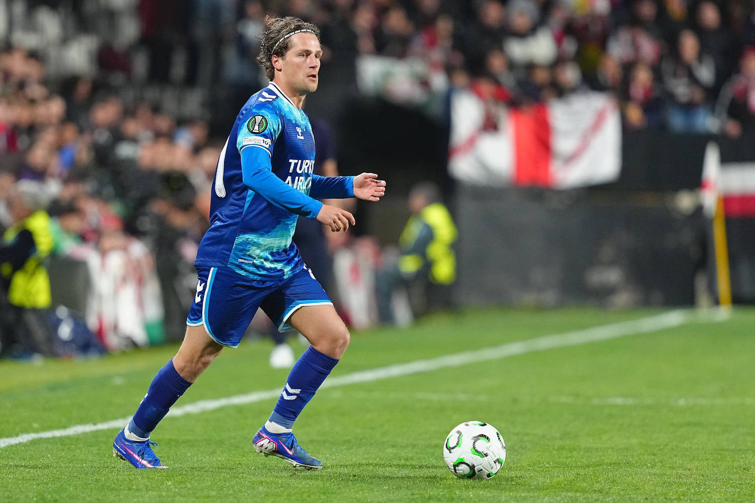 March 19, 2026, Madrid, Spain: Carlo Holse of Samsunspor seen in action during the UEFA Conference League 2025/26 League Round of 16 second leg match between Rayo Vallecano and Samsunspor at Estadio de Vallecas. Final Score: Rayo Vallecano 0-1 Samsunspor Rayo Vallecano V Samsunspor - UEFA Conference League 2025/26 League Round 16 Second Leg PUBLICATIONxINxGERxSUIxAUTxONLY - ZUMAs197 20260319_aaa_s197_402 Copyright: xGokhanxTanerx