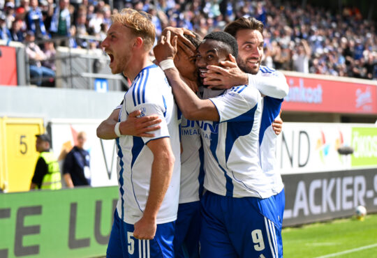 Dejan Ljubicic Schalke jubelt nach seinem Tor zum 2:3