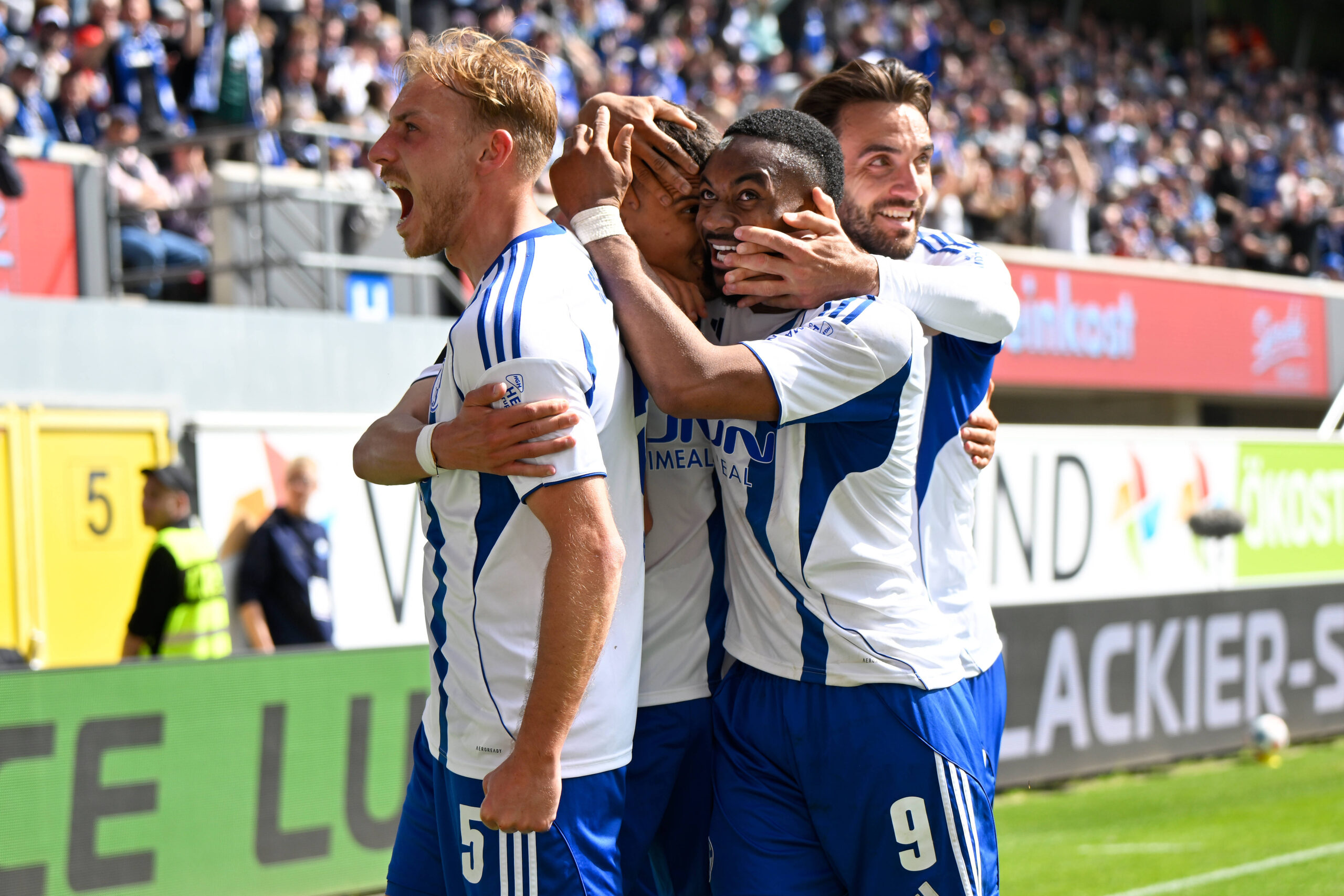 Dejan Ljubicic Schalke jubelt nach seinem Tor zum 2:3