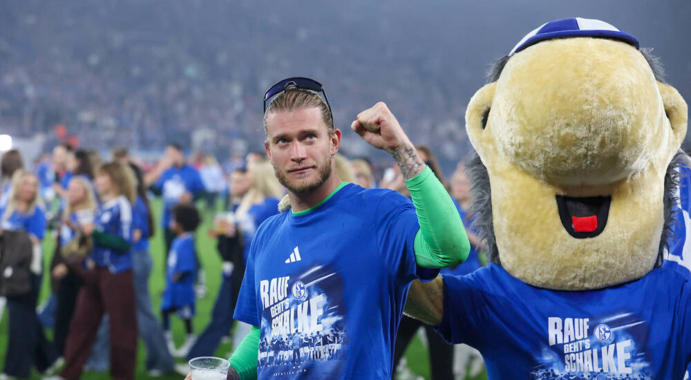 2. Bundesliga - FC Schalke 04 - Fortuna D¸sseldorf am 02.05.2026 in der Veltins-Arena auf Schalke Torwart Loris Karius Schalke 1 jubelt und freut sich mit Erwin *** 2 Bundesliga FC Schalke 04 Fortuna D¸sseldorf on 02 05 2026 in the Veltins Arena at Schalke Goalkeeper Loris Karius Schalke 1 cheers and is happy with Erwin MH