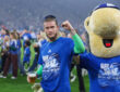 2. Bundesliga - FC Schalke 04 - Fortuna D¸sseldorf am 02.05.2026 in der Veltins-Arena auf Schalke Torwart Loris Karius Schalke 1 jubelt und freut sich mit Erwin *** 2 Bundesliga FC Schalke 04 Fortuna D¸sseldorf on 02 05 2026 in the Veltins Arena at Schalke Goalkeeper Loris Karius Schalke 1 cheers and is happy with Erwin MH