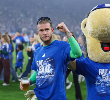 2. Bundesliga - FC Schalke 04 - Fortuna D¸sseldorf am 02.05.2026 in der Veltins-Arena auf Schalke Torwart Loris Karius Schalke 1 jubelt und freut sich mit Erwin *** 2 Bundesliga FC Schalke 04 Fortuna D¸sseldorf on 02 05 2026 in the Veltins Arena at Schalke Goalkeeper Loris Karius Schalke 1 cheers and is happy with Erwin MH