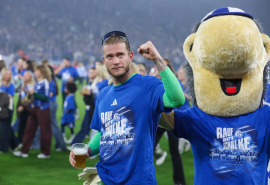 2. Bundesliga - FC Schalke 04 - Fortuna D¸sseldorf am 02.05.2026 in der Veltins-Arena auf Schalke Torwart Loris Karius Schalke 1 jubelt und freut sich mit Erwin *** 2 Bundesliga FC Schalke 04 Fortuna D¸sseldorf on 02 05 2026 in the Veltins Arena at Schalke Goalkeeper Loris Karius Schalke 1 cheers and is happy with Erwin MH