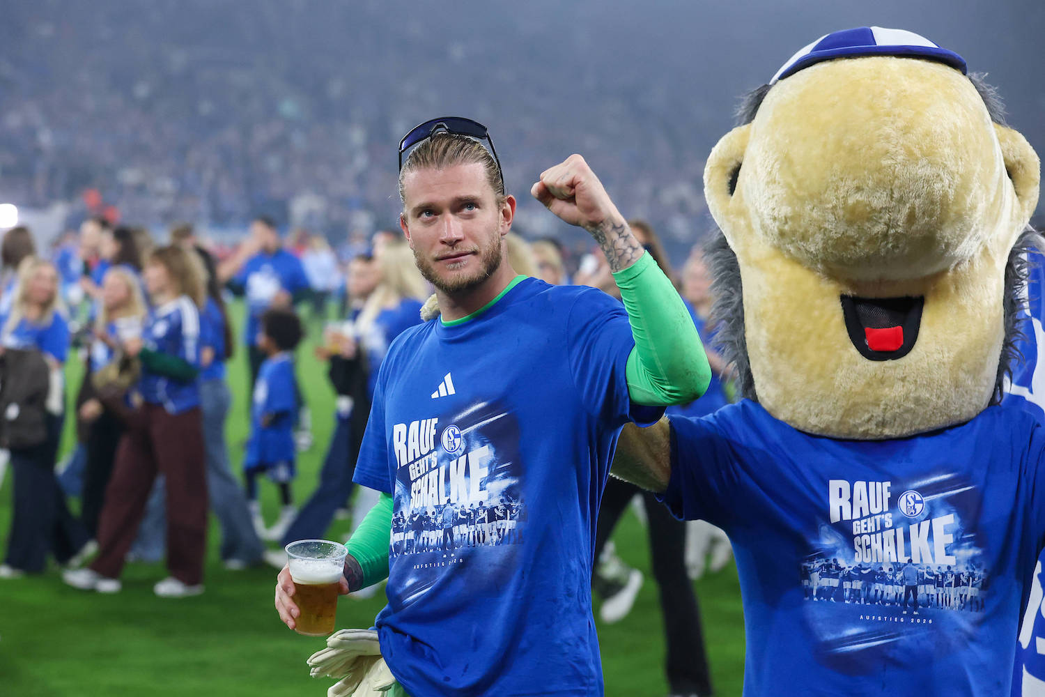 2. Bundesliga - FC Schalke 04 - Fortuna D¸sseldorf am 02.05.2026 in der Veltins-Arena auf Schalke Torwart Loris Karius Schalke 1 jubelt und freut sich mit Erwin *** 2 Bundesliga FC Schalke 04 Fortuna D¸sseldorf on 02 05 2026 in the Veltins Arena at Schalke Goalkeeper Loris Karius Schalke 1 cheers and is happy with Erwin MH
