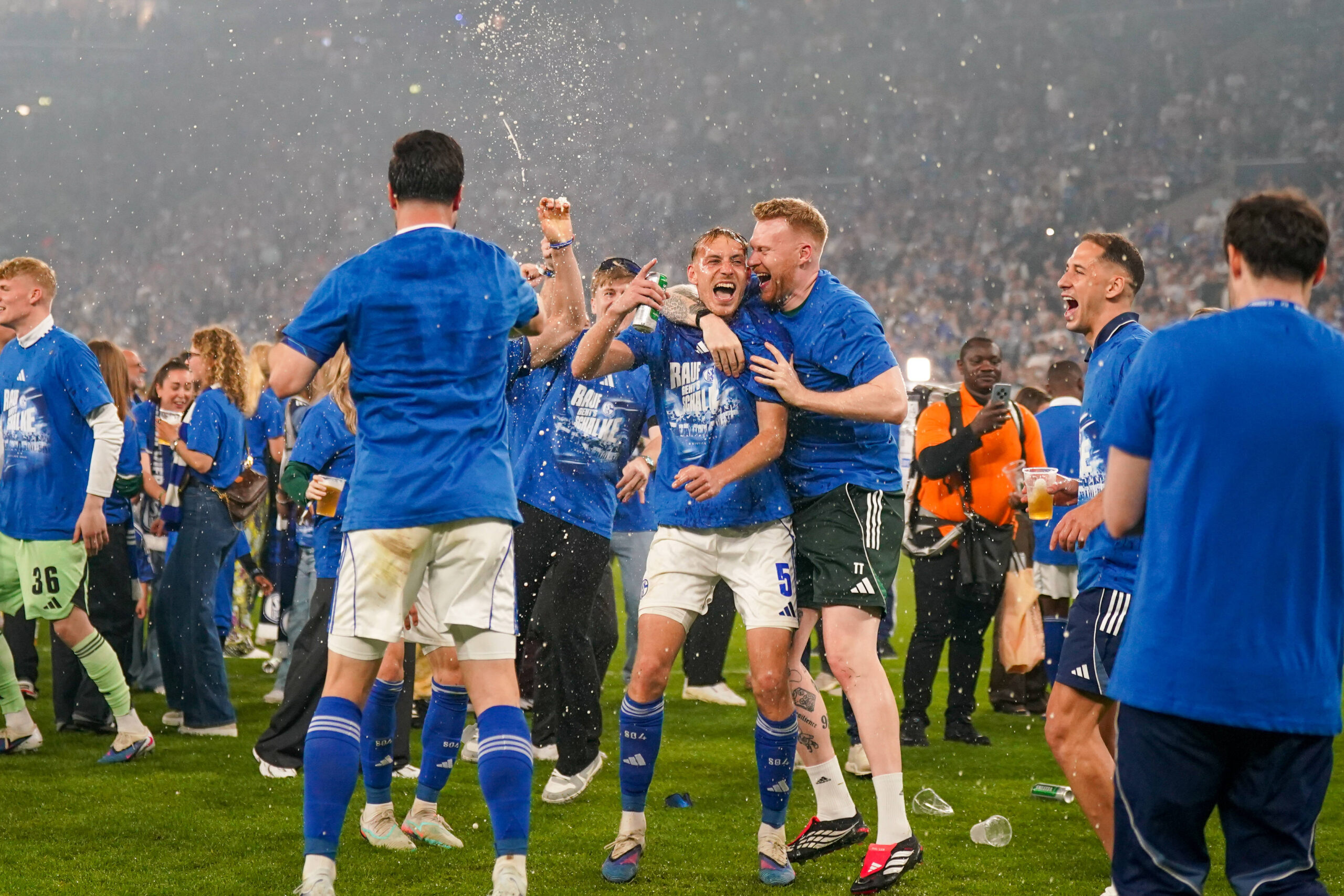 Timo Becker bekommt Bierdusche