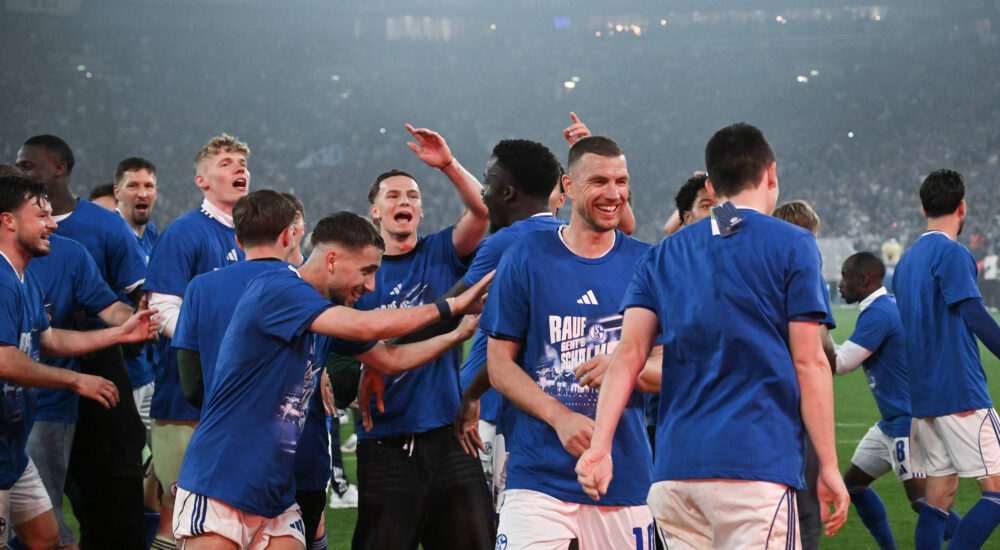 Schalkes Spieler feiern den Aufstieg, Edin Dzeko, rechts Kenan Karaman