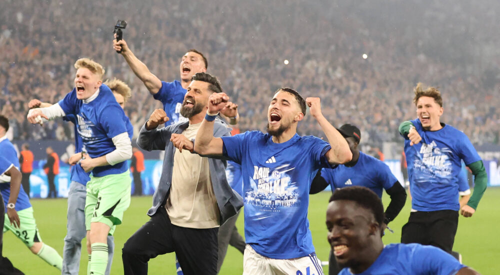 Die Spieler vom FC Schalke 04 freuen sich über den Sieg und den Aufsstieg in die 1.Bundesliga