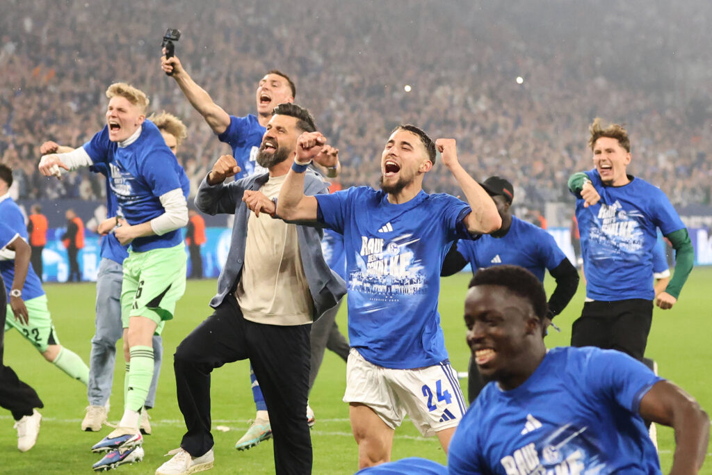 Die Spieler vom FC Schalke 04 freuen sich über den Sieg und den Aufsstieg in die 1.Bundesliga