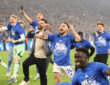Die Spieler vom FC Schalke 04 freuen sich über den Sieg und den Aufsstieg in die 1.Bundesliga