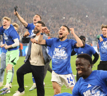 Die Spieler vom FC Schalke 04 freuen sich über den Sieg und den Aufsstieg in die 1.Bundesliga