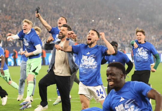 Die Spieler vom FC Schalke 04 freuen sich über den Sieg und den Aufsstieg in die 1.Bundesliga