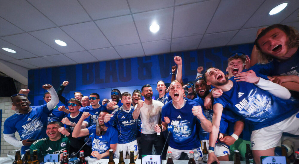 Mannschaftsfoto nach der Bierdusche bei der Pressekonferenz - Jubel um Trainer Miron Muslic Schalke