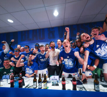 Mannschaftsfoto nach der Bierdusche bei der Pressekonferenz - Jubel um Trainer Miron Muslic Schalke