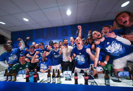 Mannschaftsfoto nach der Bierdusche bei der Pressekonferenz - Jubel um Trainer Miron Muslic Schalke