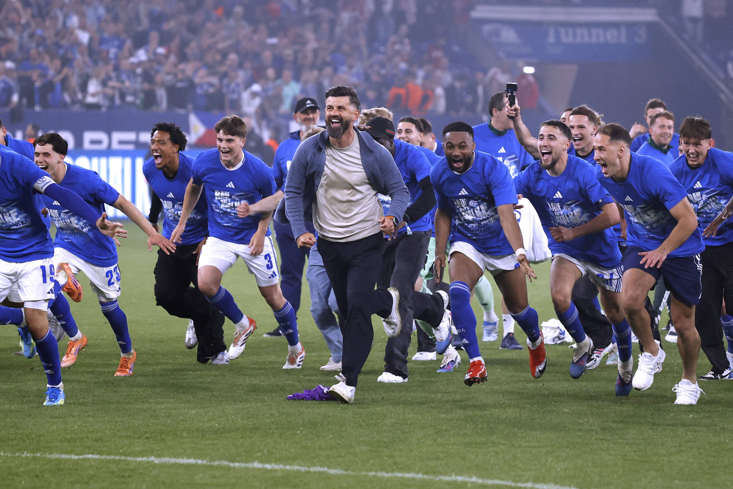 FC Schalke 04 jubelt nach dem Aufstieg in die 1.Bundesliga