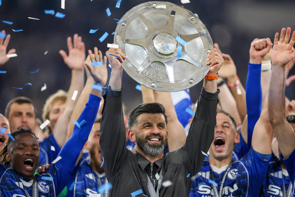 17.05.2026, Fuflball, FC Schalke 04 - Eintracht Braunschweig, 34. Spieltag, 2. Fuflball Bundesliga, Veltins-Arena Gelsenkirchen, Saison 2025 2026: Schalke 04 ist Meister der 2. Bundesliga. Die Mannschaft gewinnt die Meisterschaft und steht jubelnd auf dem Spielfeld. Freude und Emotionen nach dem Sieg. ‹bergabe Siegerehrung Cheftrainer Miron Muslic Schalke04 mit der Meisterschale in der Hand auf dem Podest DFB regulations prohibit any use of photographs as image sequences and or quasi-video. Nordrhein-Westfalen Deutschland *** 17 05 2026, Football, FC Schalke 04 Eintracht Braunschweig, 34 Matchday, 2 Bundesliga, Veltins Arena Gelsenkirchen, Season 2025 2026 Schalke 04 is champion of the 2 Bundesliga The team wins the championship and stands cheering on the pitch Joy and emotions after the victory Handover Award ceremony Head coach Miron Muslic Schalke04 with the championship trophy in his hand on the podium DFB regulations prohibit any use of photographs as image sequences and or quasi video North Rhine-Westphalia Germany