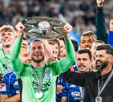 Deutschland: 2. Bundesliga 2025 2026, 34. Spieltag - FC Schalke 04 vs. Eintracht Braunschweig - 17.05.2026 - Veltins-Arena Gelsenkirchen, Nordrhein-Westfalen Loris Karius Schalke 04, 1 hebt/ jubelt mit Meisterschale der 2. Bundesliga Jubel/Freude/Emotionen *** Germany 2 Bundesliga 2025 2026, 34 Matchday FC Schalke 04 vs Eintracht Braunschweig 17 05 2026 Veltins Arena Gelsenkirchen, North Rhine-Westphalia Loris Karius Schalke 04, 1 lifts cheers with championship trophy of the 2 Bundesliga Cheers Joy Emotions Copyright: xCelinaxLeiersx