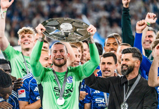 Deutschland: 2. Bundesliga 2025 2026, 34. Spieltag - FC Schalke 04 vs. Eintracht Braunschweig - 17.05.2026 - Veltins-Arena Gelsenkirchen, Nordrhein-Westfalen Loris Karius Schalke 04, 1 hebt/ jubelt mit Meisterschale der 2. Bundesliga Jubel/Freude/Emotionen *** Germany 2 Bundesliga 2025 2026, 34 Matchday FC Schalke 04 vs Eintracht Braunschweig 17 05 2026 Veltins Arena Gelsenkirchen, North Rhine-Westphalia Loris Karius Schalke 04, 1 lifts cheers with championship trophy of the 2 Bundesliga Cheers Joy Emotions Copyright: xCelinaxLeiersx