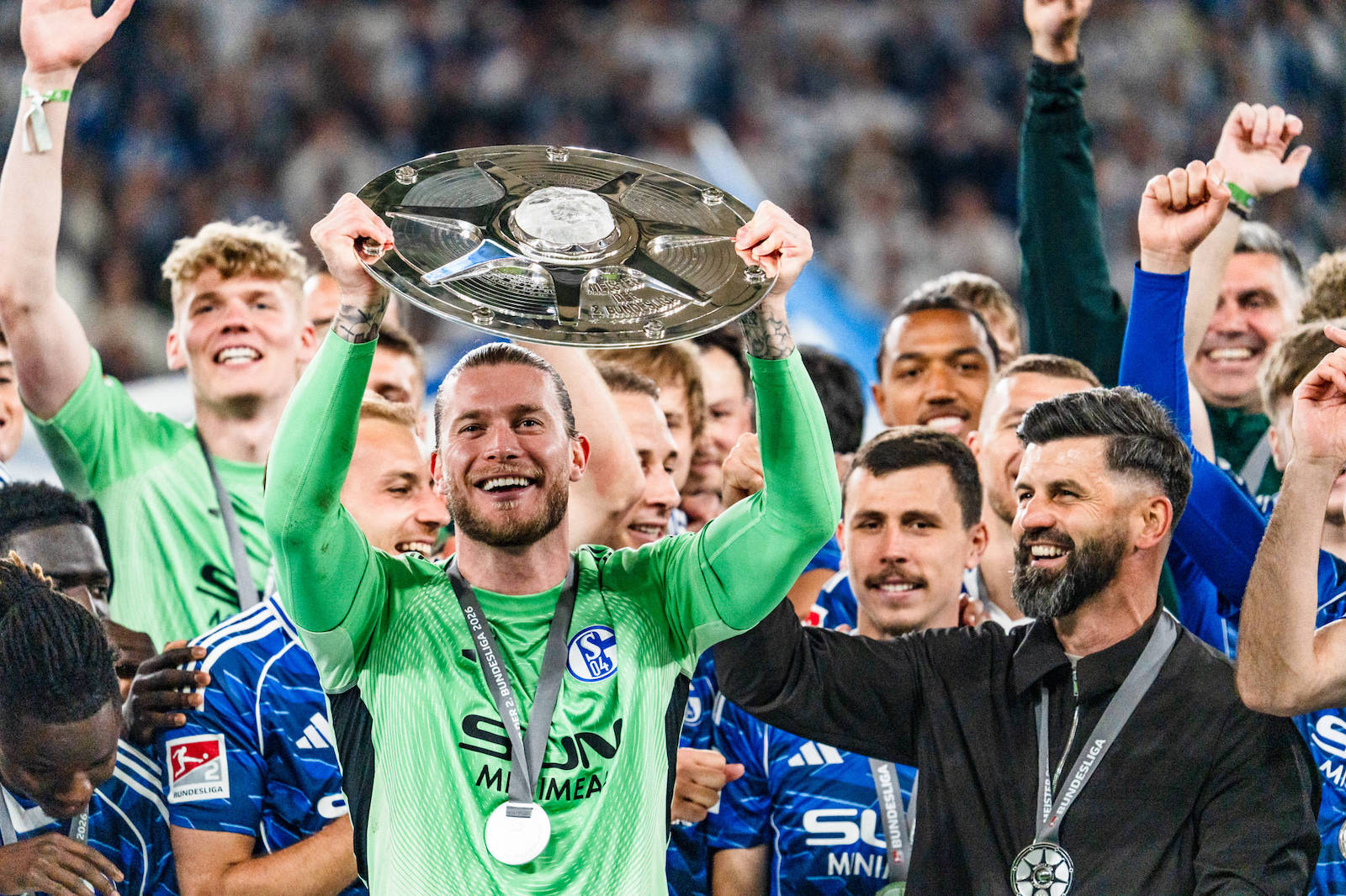 Deutschland: 2. Bundesliga 2025 2026, 34. Spieltag - FC Schalke 04 vs. Eintracht Braunschweig - 17.05.2026 - Veltins-Arena Gelsenkirchen, Nordrhein-Westfalen Loris Karius Schalke 04, 1 hebt/ jubelt mit Meisterschale der 2. Bundesliga Jubel/Freude/Emotionen *** Germany 2 Bundesliga 2025 2026, 34 Matchday FC Schalke 04 vs Eintracht Braunschweig 17 05 2026 Veltins Arena Gelsenkirchen, North Rhine-Westphalia Loris Karius Schalke 04, 1 lifts cheers with championship trophy of the 2 Bundesliga Cheers Joy Emotions Copyright: xCelinaxLeiersx