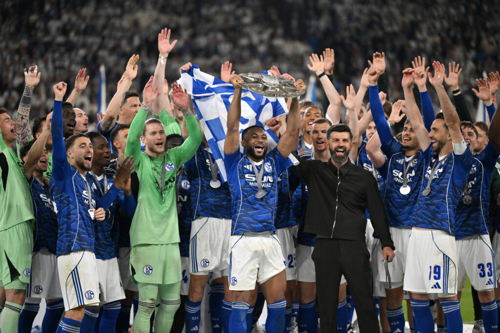 Schalke 04 feiert die Meisterschaft in der 2. Bundesliga, Moussa Sylla FC Schalke 04 mit der Meisterschale