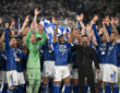 Schalke 04 feiert die Meisterschaft in der 2. Bundesliga, Moussa Sylla FC Schalke 04 mit der Meisterschale