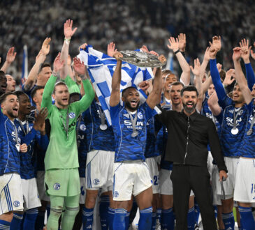 Schalke 04 feiert die Meisterschaft in der 2. Bundesliga, Moussa Sylla FC Schalke 04 mit der Meisterschale
