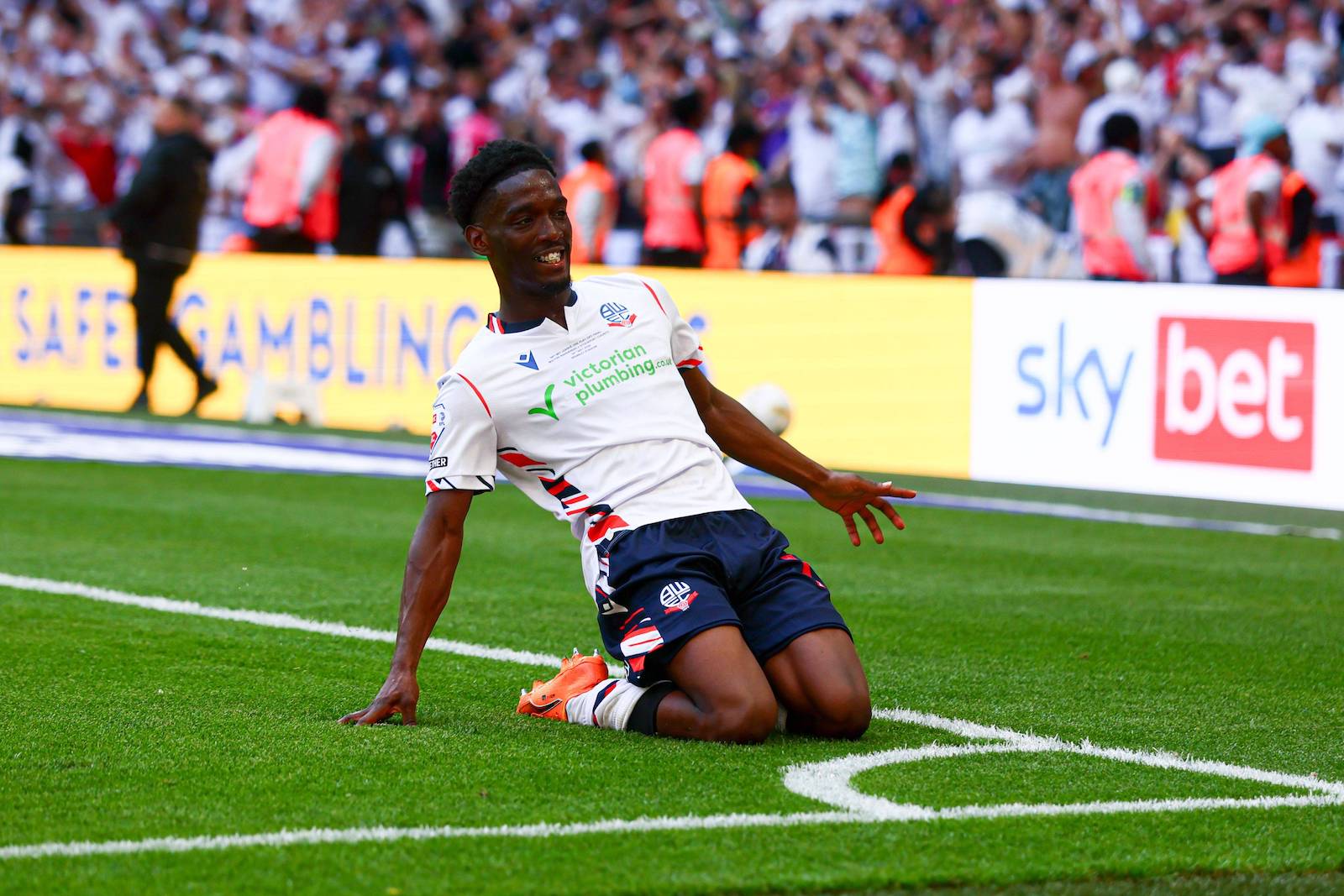 Amario Cozier-Duberry of Bolton Wanderers celebrates the own goal by Kyle Wootton of Stockport County to make it 2-1 Bolton Wanderers v Stockport County, EFL Sky Bet League One, Play-Off Final, Football, Wembley Stadium, London, UK - 24 May 2026London Wembley Stadium United Kingdom EDITORIAL USE ONLY No use with unauthorised audio, video, data, fixture lists, club/league logos or live services. Online in-match use limited to 120 images, no video emulation. No use in betting, games or single club/league/player publications. PUBLICATIONxINxGERxSUIxAUTxHUNxGRExMLTxCYPxROUxBULxUAExKSAxCHNxDENxINDxITAxPORxESPxSWExTURxMEXxCOLxVENxPERxECUxBRAxARGxCHIxURUxPARxPANxONLY Copyright: xPaulxCurrie/Shutterstockx 16889803ds
