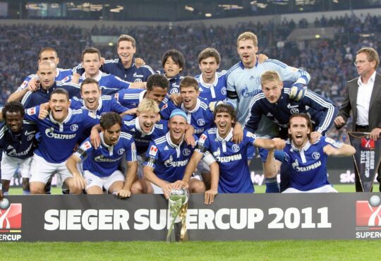 Mannschaftsfoto des Supercupsiegers FC Schalke 04