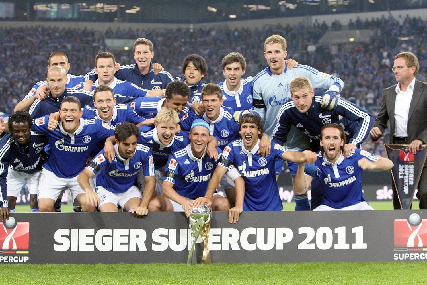 Mannschaftsfoto des Supercupsiegers FC Schalke 04