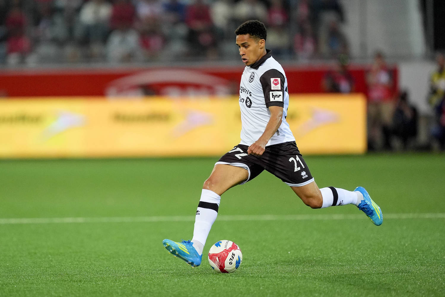 Schweiz: Super League 2025 - 2026, FC Thun vs FC Lugano - Stockhorn Arena, Thun: Yanis Cimignani 21 FC Lugano *** Switzerland Super League 2025 2026, FC Thun vs FC Lugano Stockhorn Arena, Thun Yanis Cimignani 21 FC Lugano Copyright: xKjetilxWaberx