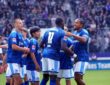 Torschütze Bryan Lasme Schalke, wird nach dem 0:4 beglückwünscht.