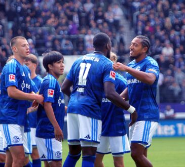 Torschütze Bryan Lasme Schalke, wird nach dem 0:4 beglückwünscht.
