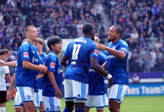 Torschütze Bryan Lasme Schalke, wird nach dem 0:4 beglückwünscht.