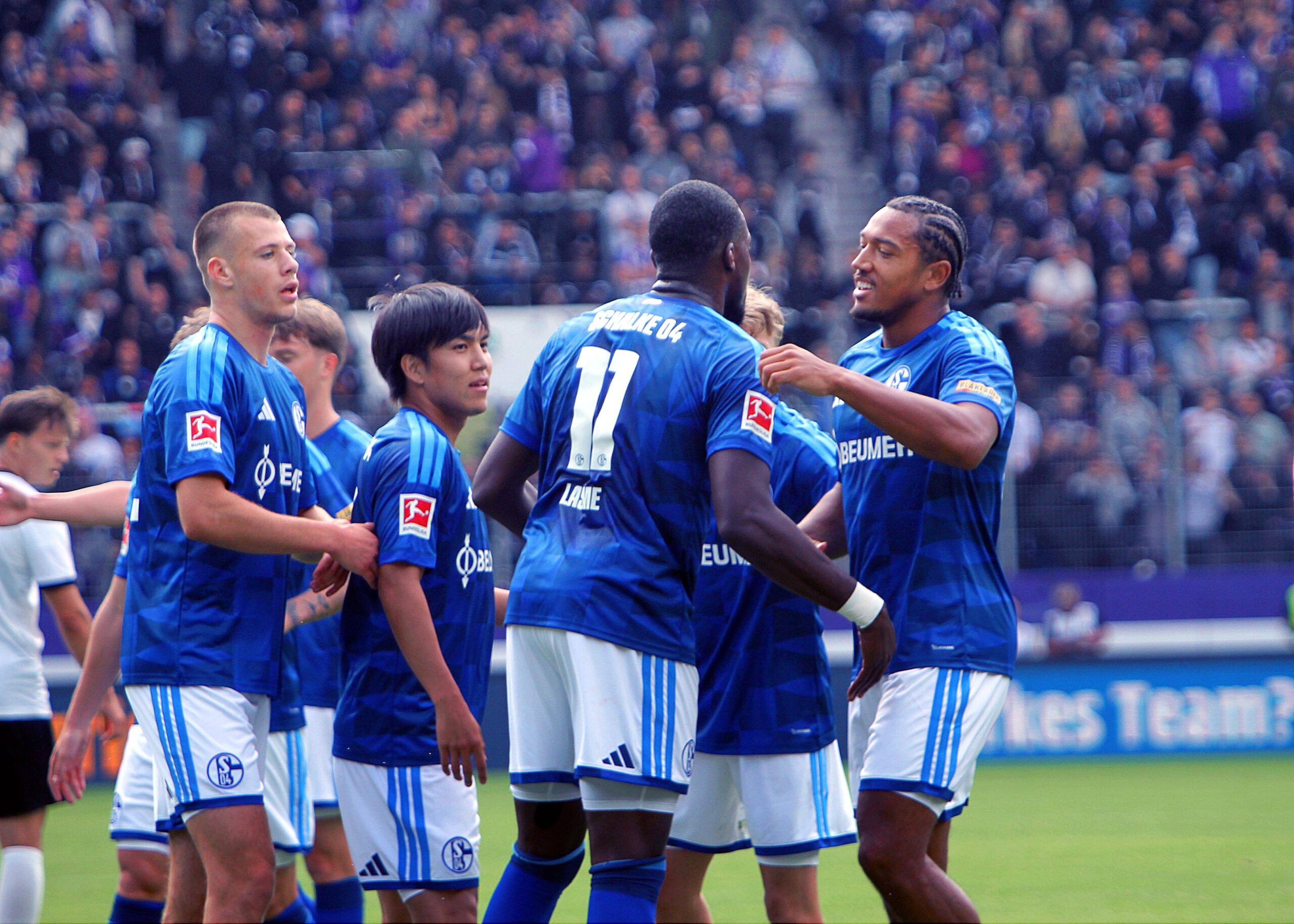 Torschütze Bryan Lasme Schalke, wird nach dem 0:4 beglückwünscht.