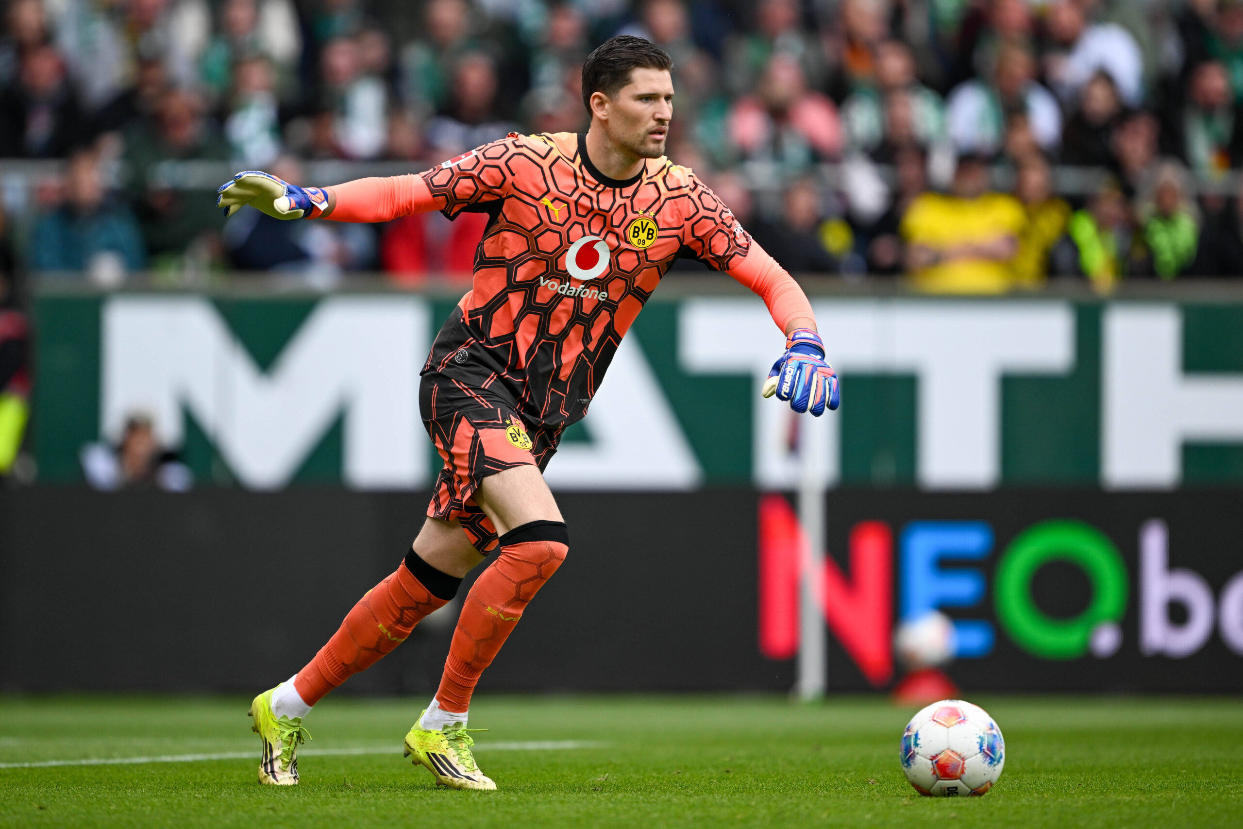 Gregor Kobel redet über Schalke-Duell