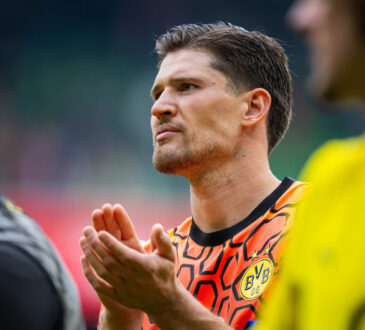 Gregor Kobel redet über Schalke-Duell