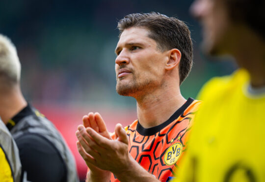 Gregor Kobel redet über Schalke-Duell