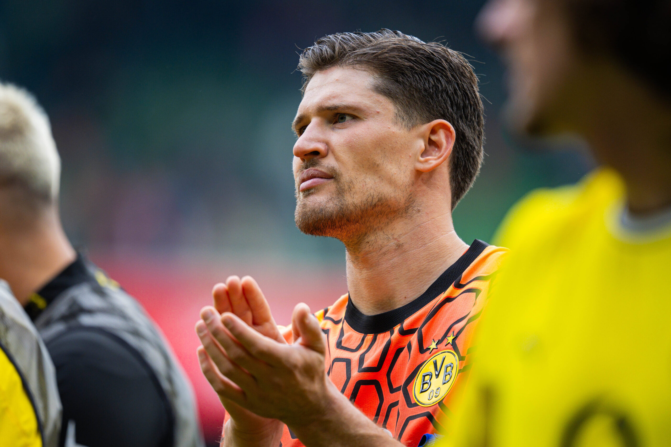 Gregor Kobel redet über Schalke-Duell
