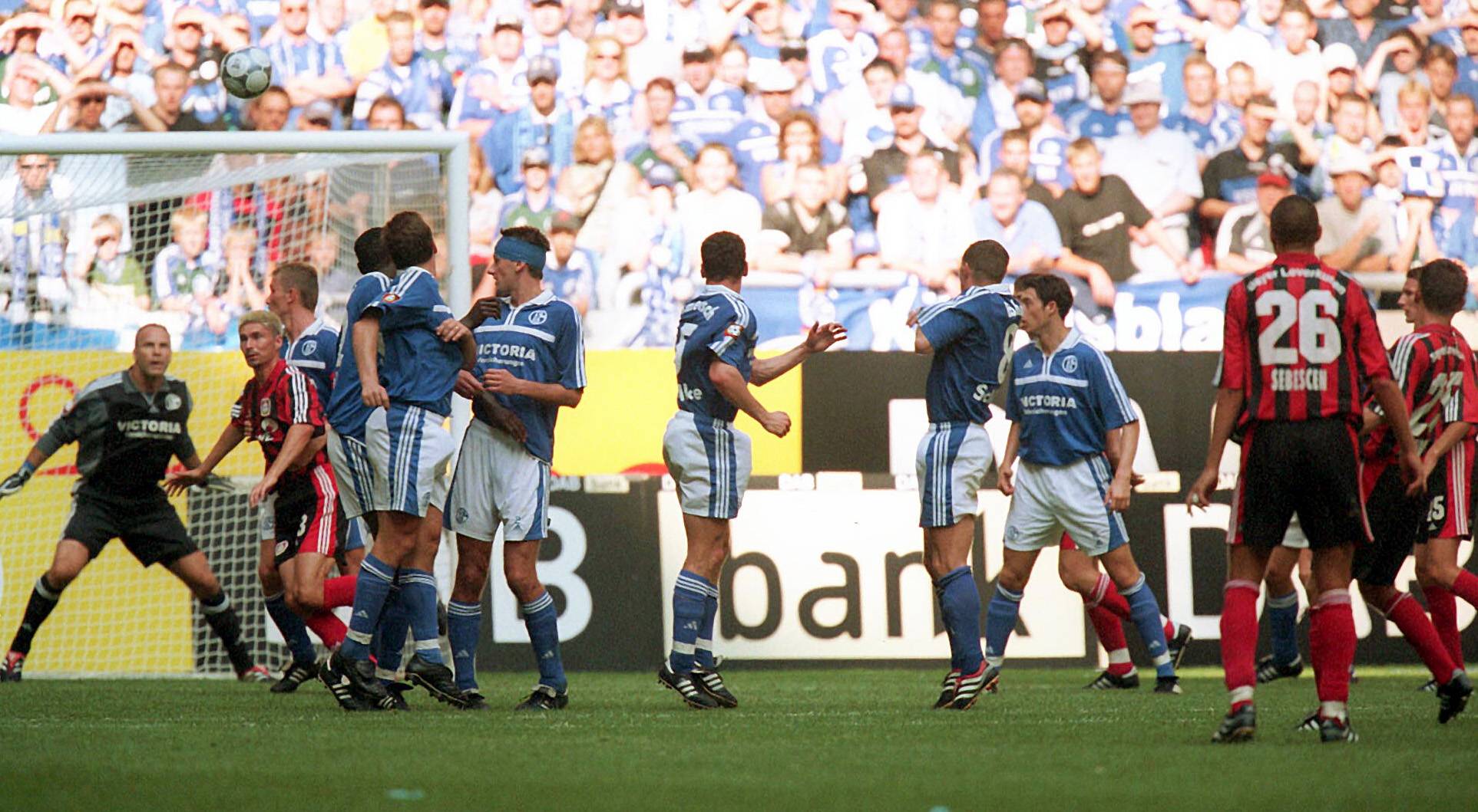 Bernd Schneider trifft gegen Schalke