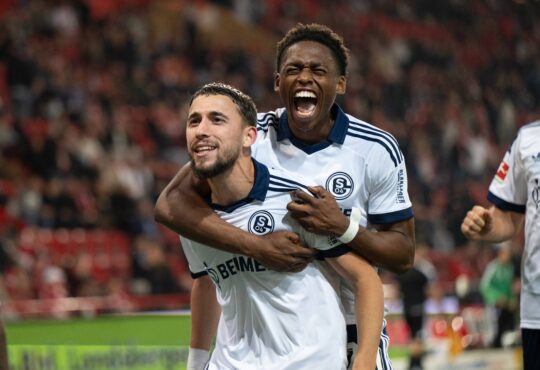 Adil Aouchiche und Junior Adamu