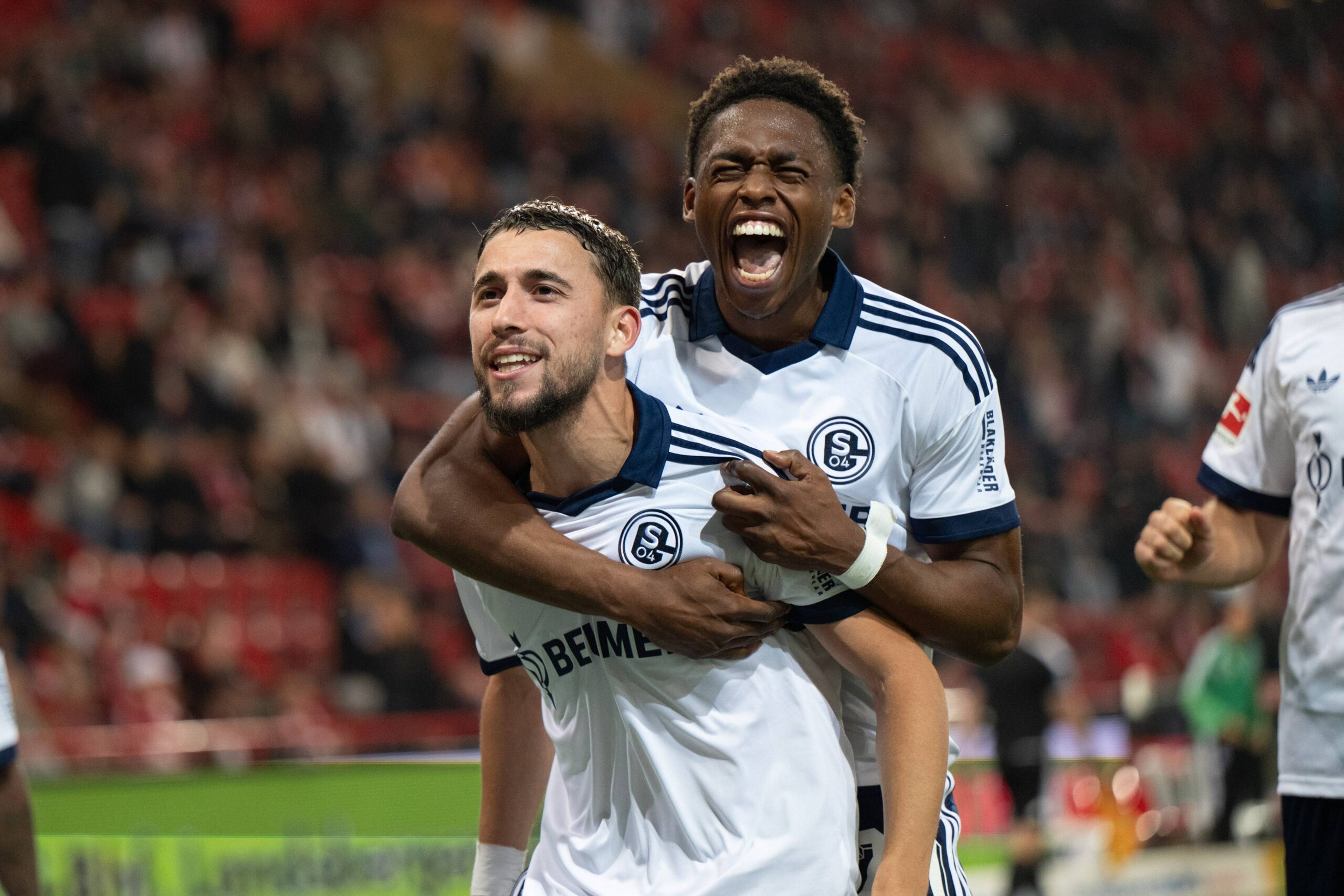 Adil Aouchiche und Junior Adamu