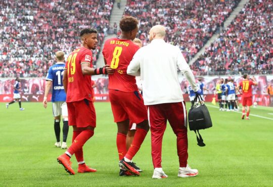 RB Leipzig - Hamburger SV / Bundesliga Leipzig, 13.09.2026, Red Bull Arena, Fuﬂball, M‰nner, Saison 2026/2027, 1. Bundesliga, 3. Spieltag, RB Leipzig - Hamburger SV 5:0 2:0 , Im Bild: Assan Ouedraogo 8, RB Leipzig wurde verletzt ausgewechselt , *** RB Leipzig vs. Hamburger SV, Bundesliga, Leipzig, September 13, 2026, Red Bull Arena, Soccer, Men, 20262027 Season, Bundesliga 1, Matchday 3, RB Leipzig vs. Hamburger SV 50 20, Pictured: Assan Ouedraogo 8, who was substituted due to injury,