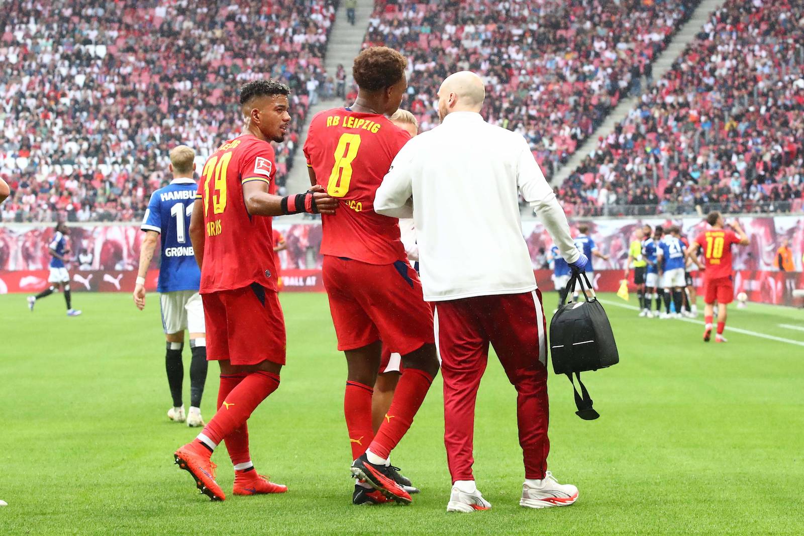 RB Leipzig - Hamburger SV / Bundesliga Leipzig, 13.09.2026, Red Bull Arena, Fuflball, M‰nner, Saison 2026/2027, 1. Bundesliga, 3. Spieltag, RB Leipzig - Hamburger SV 5:0 2:0 , Im Bild: Assan Ouedraogo 8, RB Leipzig wurde verletzt ausgewechselt , *** RB Leipzig vs. Hamburger SV, Bundesliga, Leipzig, September 13, 2026, Red Bull Arena, Soccer, Men, 20262027 Season, Bundesliga 1, Matchday 3, RB Leipzig vs. Hamburger SV 50 20, Pictured: Assan Ouedraogo 8, who was substituted due to injury,