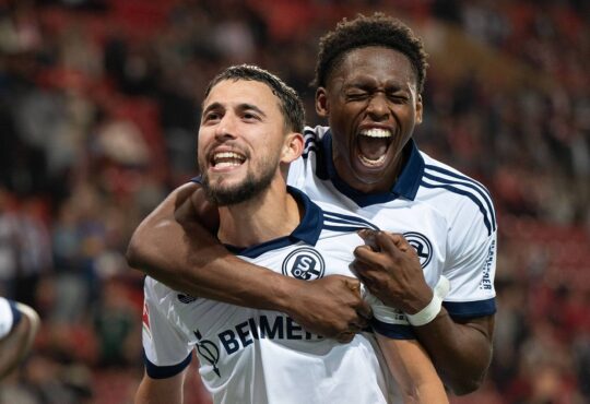 Adil Aouchiche und Junior Adamu